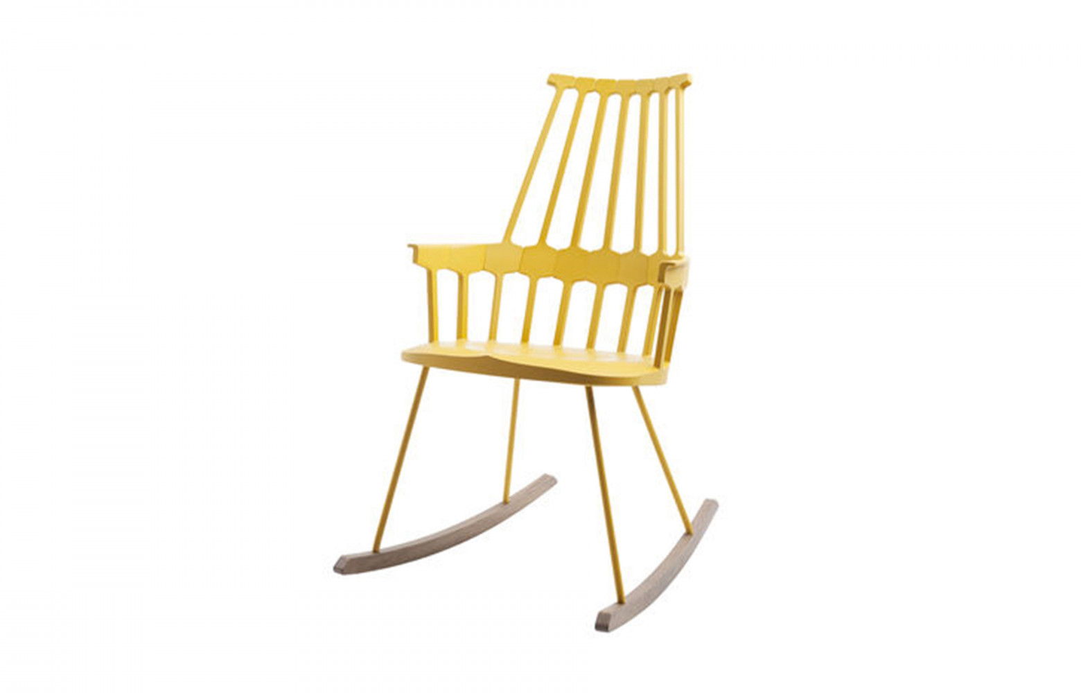 Fauteuil à bascule « Comback », design Patricia Urquiola, 509 €. Kartell.