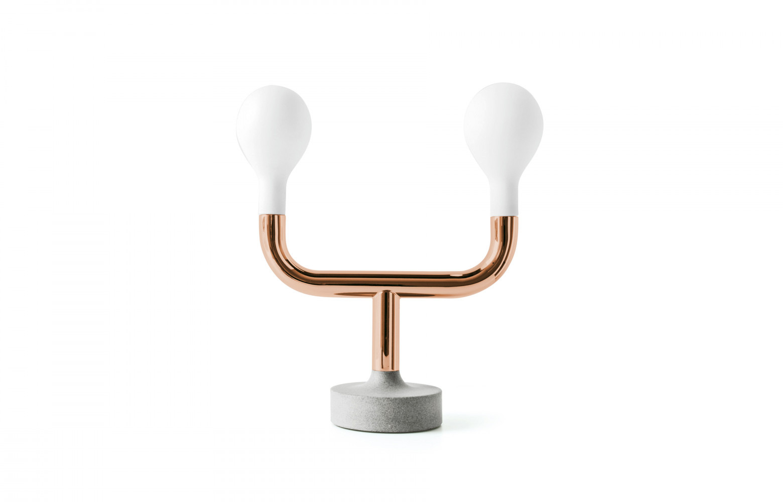 La lampe à poser « Pom Pom » amalgame métal, verre soué et ciment. Design Matteo Cibic,...