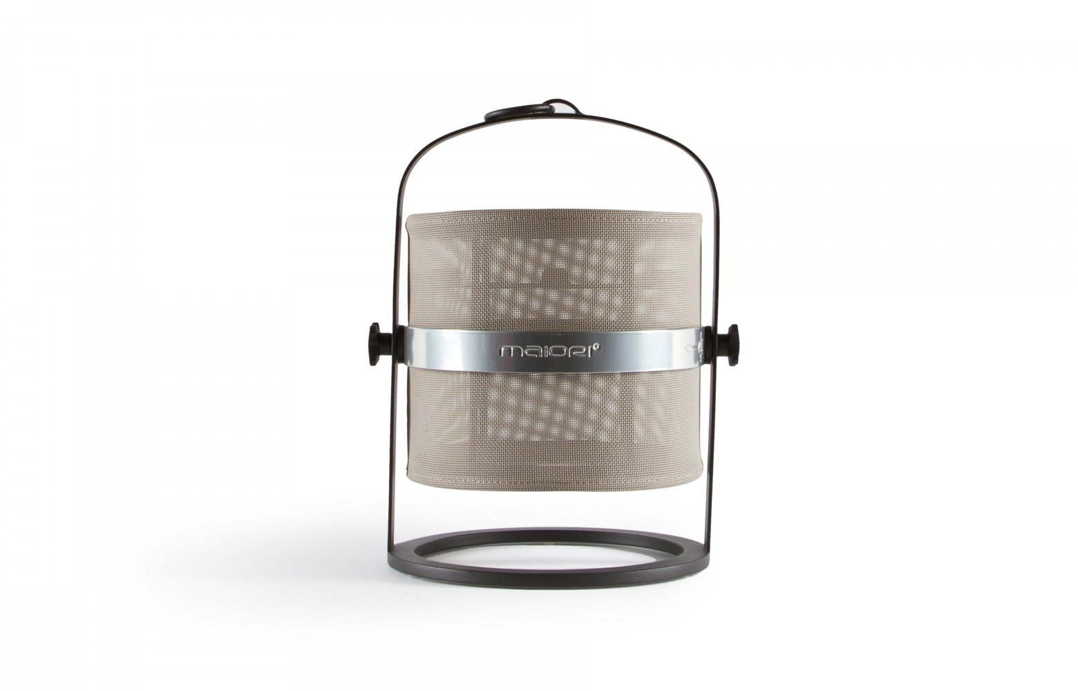 La lampe solaire « Petite » est disponible dans treize couleurs d’abat-jour, 239 €. Maiori.