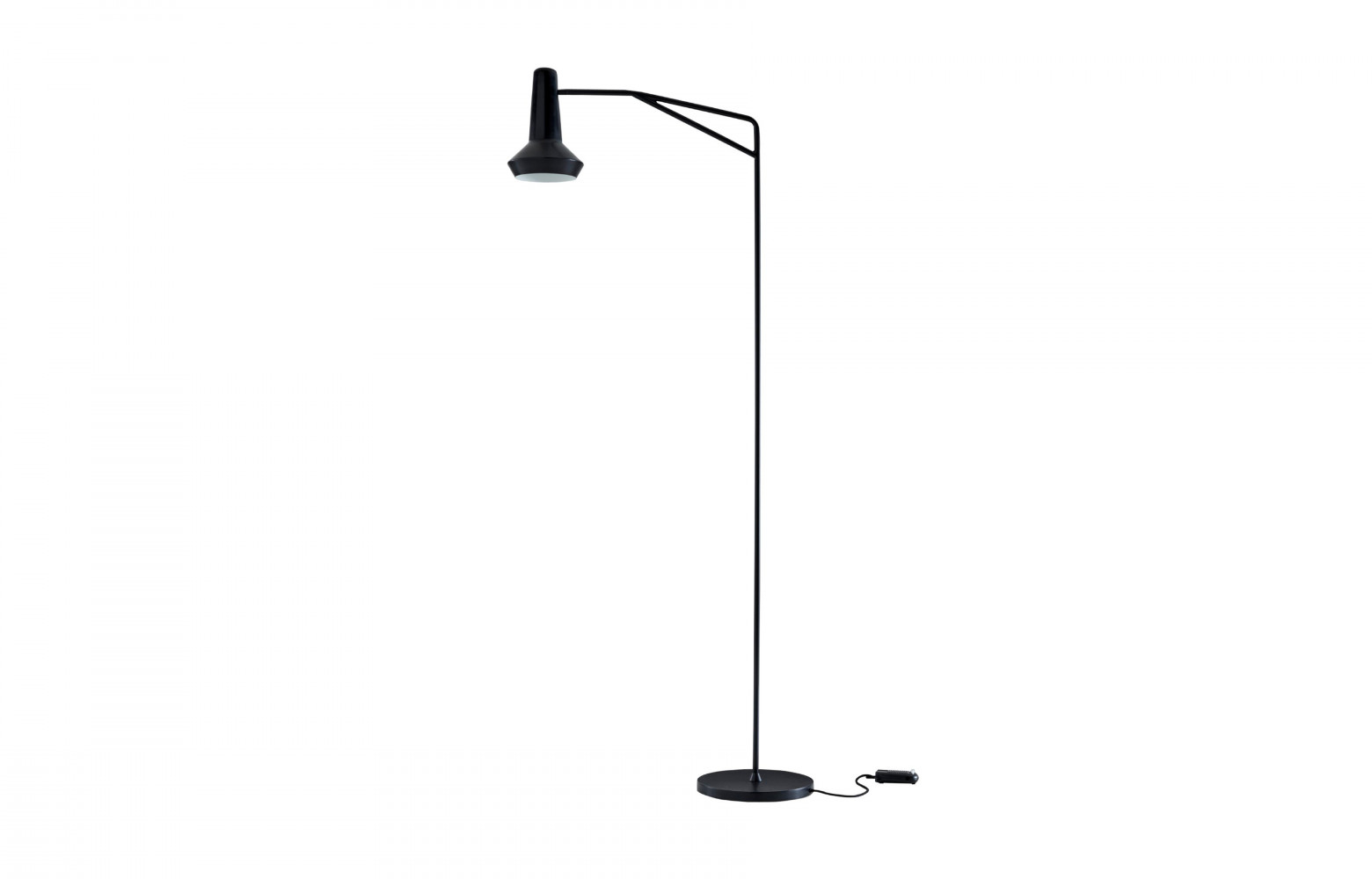 Lampadaire « Amis De Jean » tout en métal. Design Gabriela Chicherio, 626 €. Ligne Roset.
