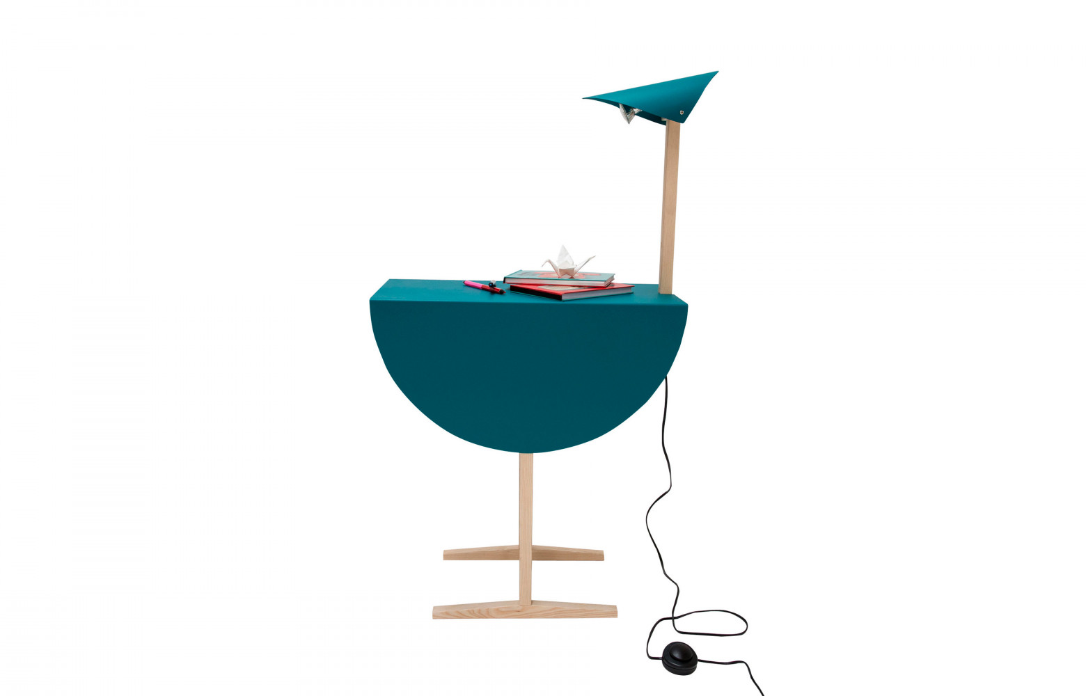 La table d’appoint « Ostrich » intègre une liseuse. Design Mario Tsai, 348 €. Valsecchi 1918.