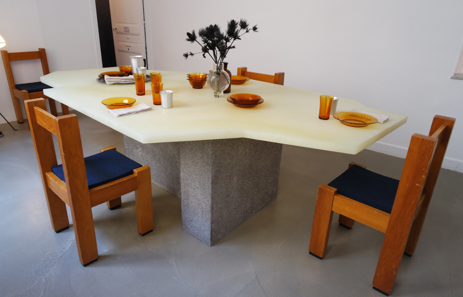 La table en résine « Cène » du trio Paquita Barletta, Aurélie Vial et Joséphine Devaud. Un...