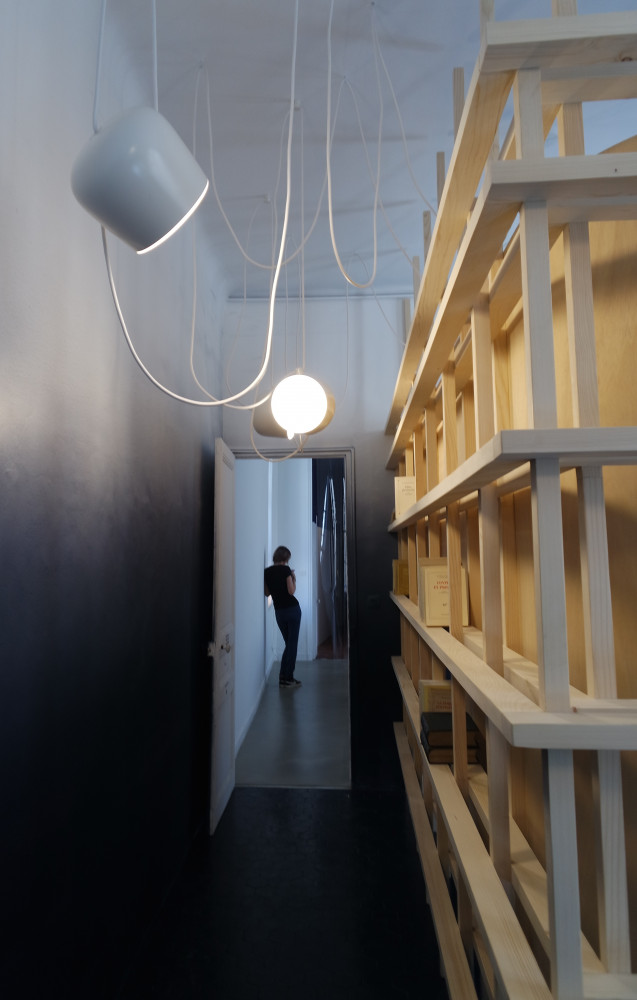 Les suspensions de Ronan et Erwan Bouroullec apportent un contre-rythme à la coque extérieure du bureau du...
