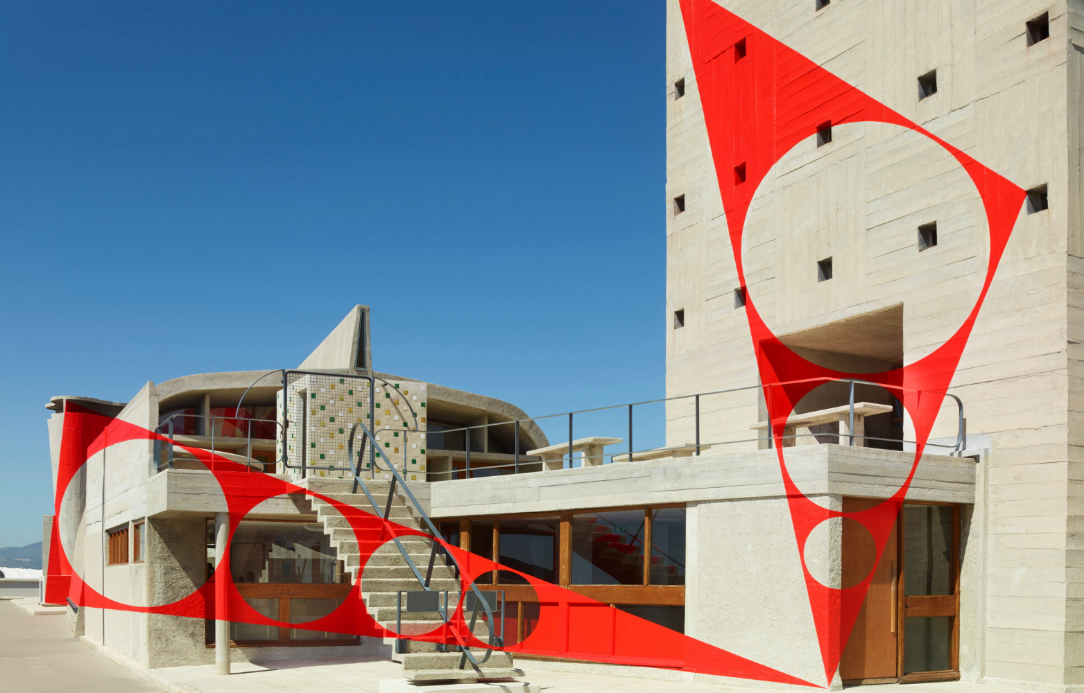 Sur la terrasse, une position précise permet d'embrasser les « Triangles percés » de Felice Varini.
