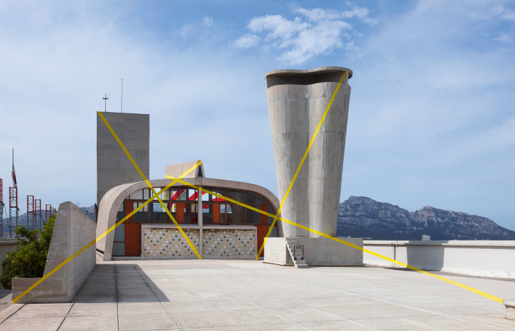 « A ciel ouvert », une exposition de Felice Varini présentée en 2016 sur le toit de la cité radieuse de Marseille.