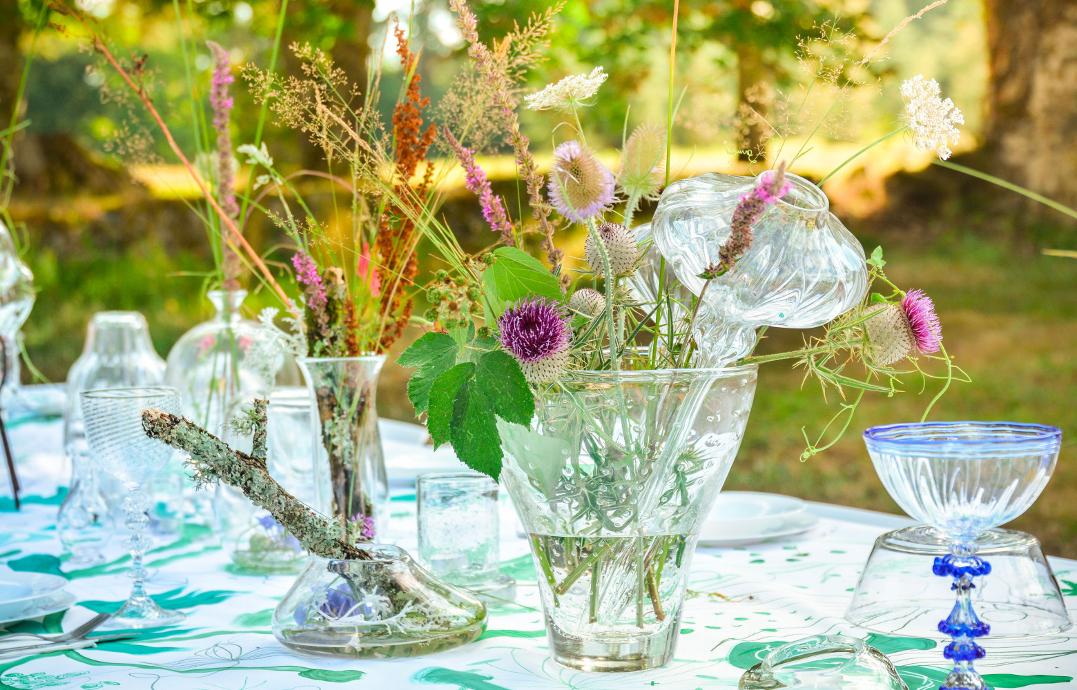 Les objets disposés sur une table de jardin.