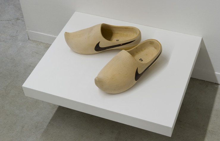 Sabots siglés Nike de l’artiste François Curlet. Et si le sabot était la sneaker d’autrefois ?