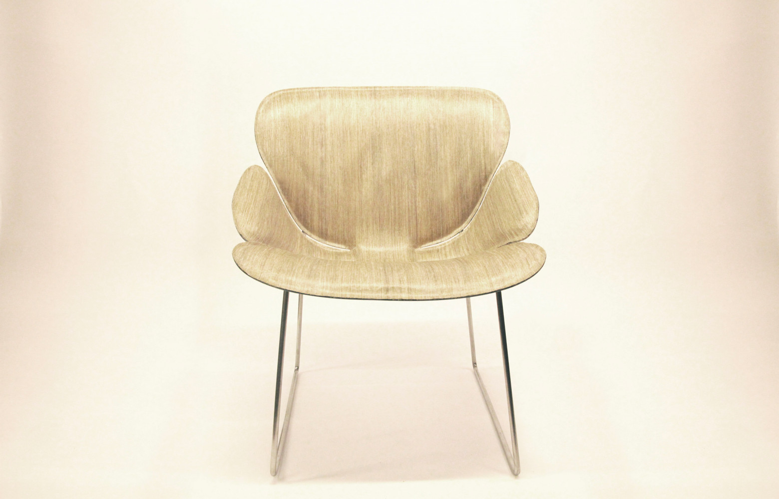 Cette chaise signée Fabien Fraboulet est fabriquée avec un habillage de fibres de lin. Ces dernières, collées...