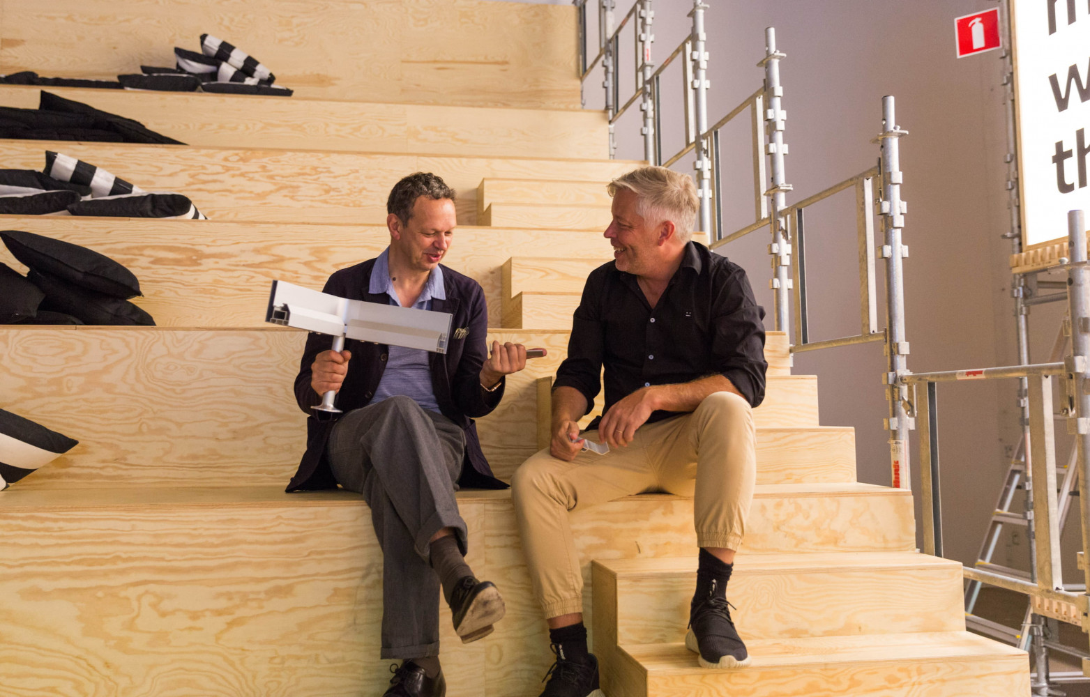 Tom Dixon et Marcus Engman, directeur du design d'IKEA, discutent des nouveaux systèmes en aluminium inventés par...