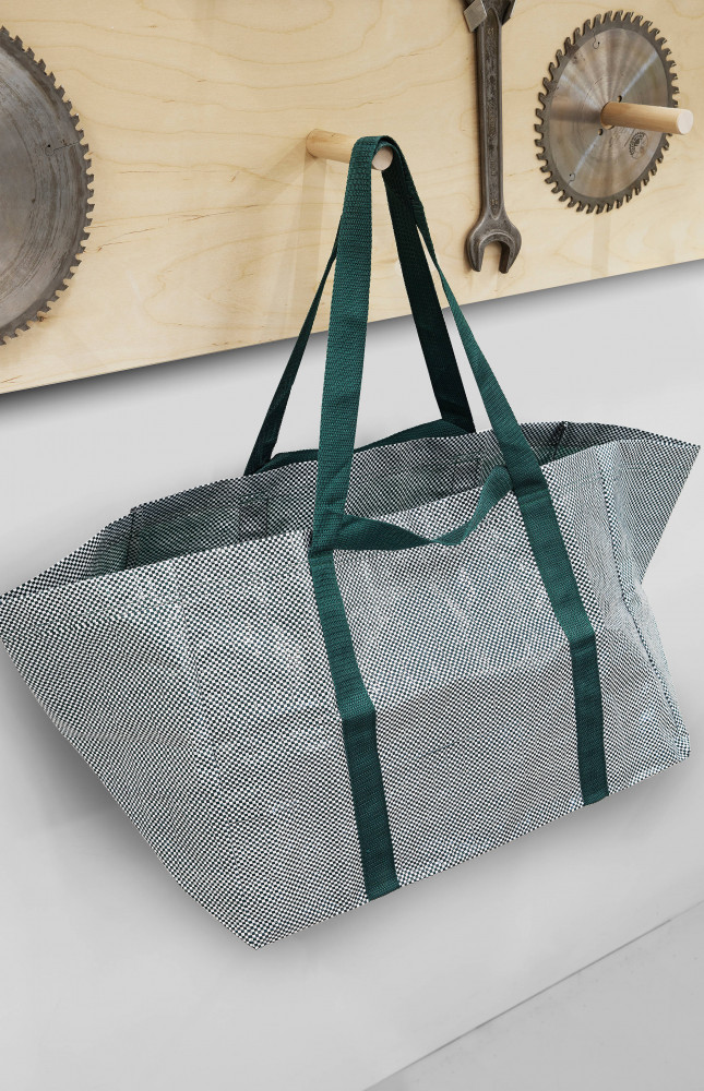 Hay bouscule IKEA et adoucit son célébrissime sac de courses. Une petite révolution disponible à partir de...