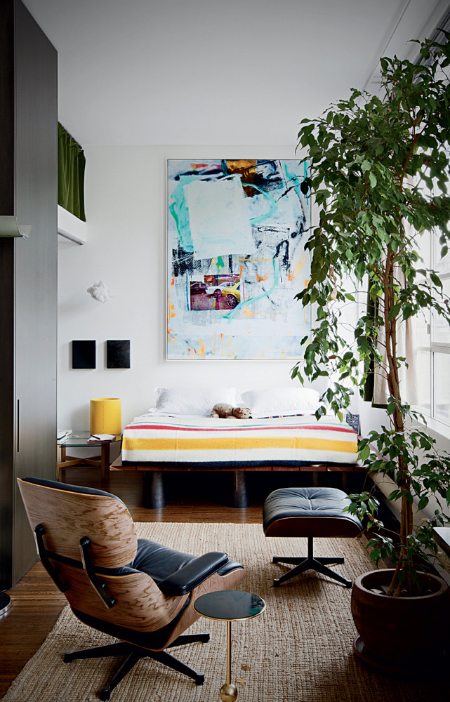 Dans cet appartement où les cloisons sont rares, la chambre s’ouvre sur le séjour et la salle...