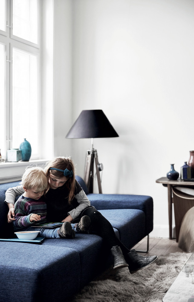 Nanna et Elias se partagent le canapé… et la tablette familiale.
