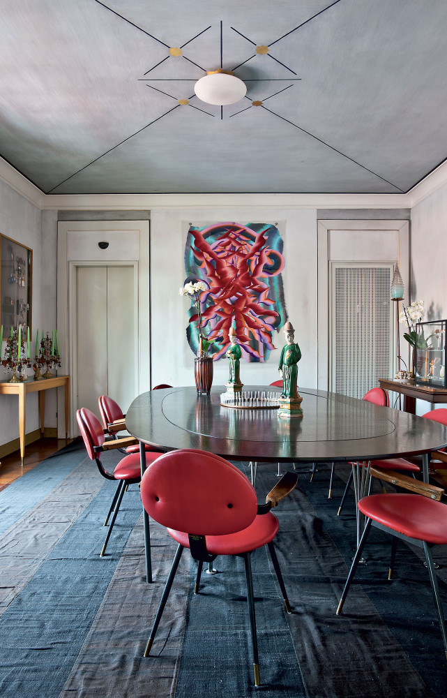 Dans la salle à manger, table et chaises des années 50. Ces dernières sont de Carlo Mollino....
