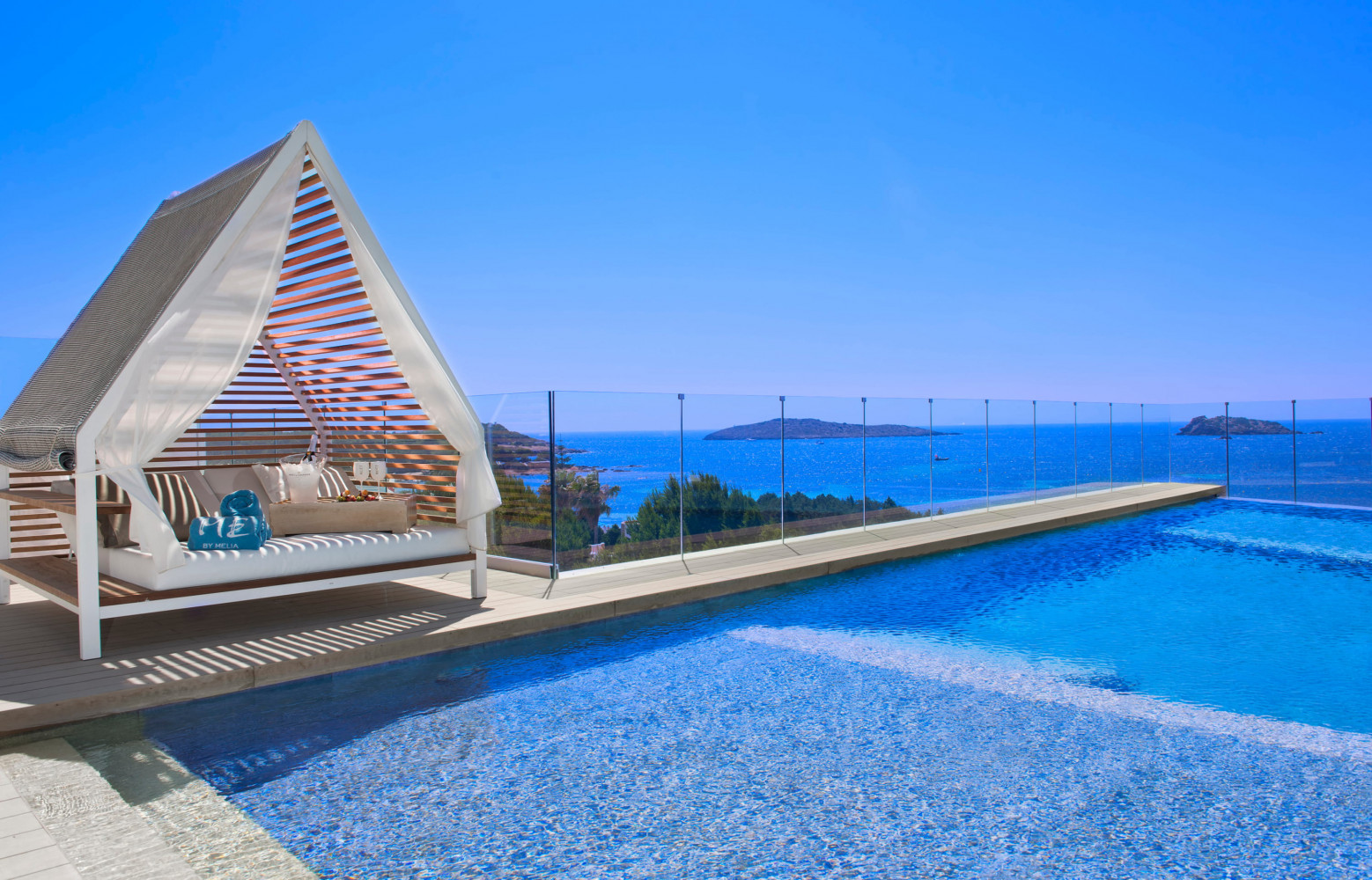 Alors que le soleil est au zénith, trouver l'ombre sous le Cottage de Patricia Urquiola, en sirotant...