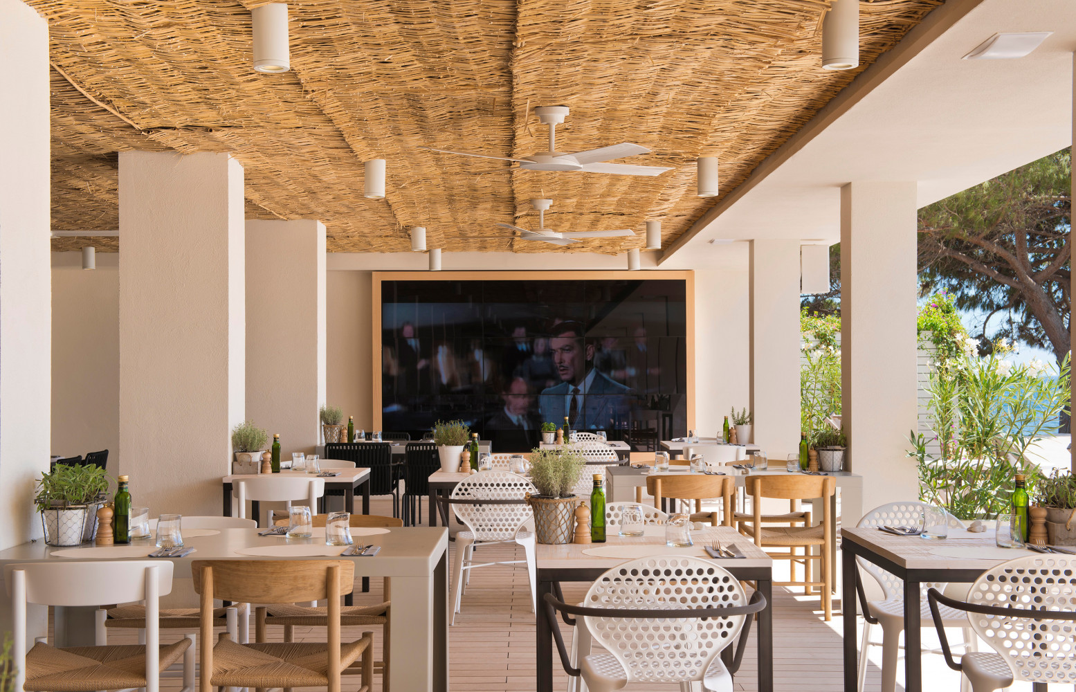 Mobilier vintage et chaises signées Paola Navone composent un ensemble élégant et confortable.