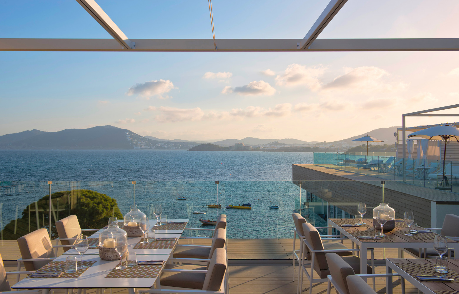 Le coucher du soleil est le meilleur moment pour jouir de la vue depuis la terrasse où...