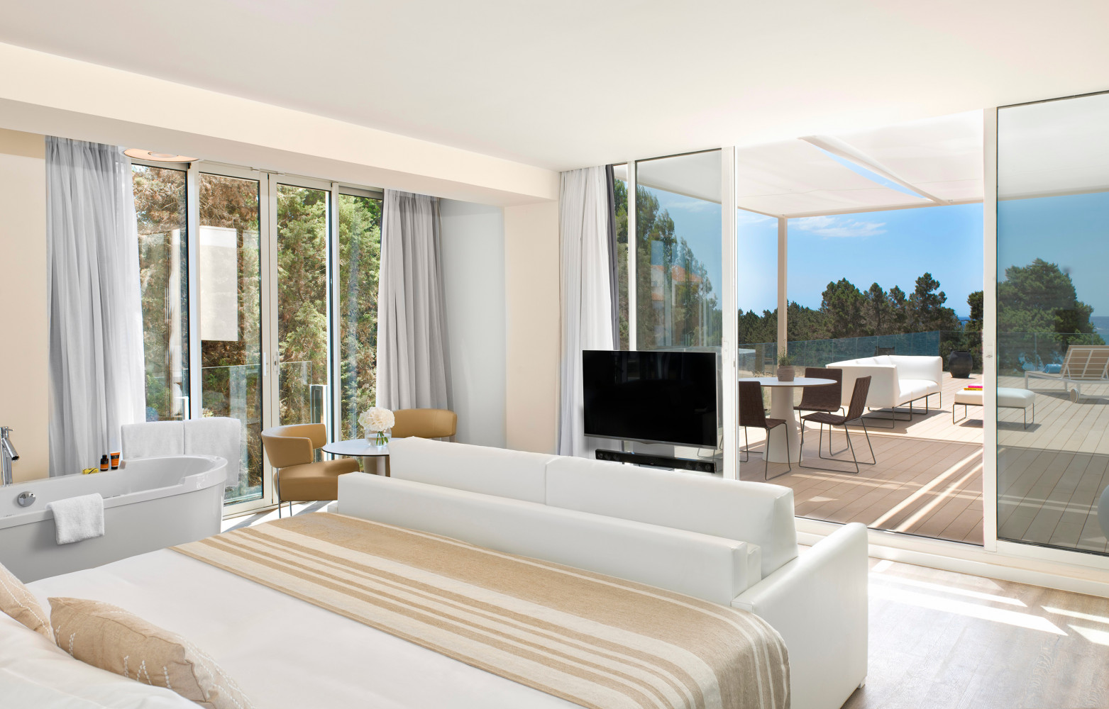 Baptisée l'île blanche, ibiza décline cette couleur dans les vêtements, l'architecture et la déco. Les chambres du...