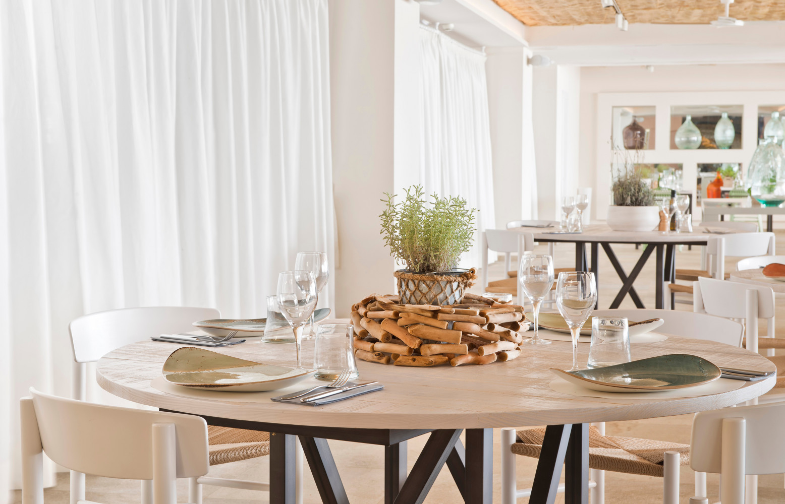 La salle à manger, très bohème chic, où déguster pizzas et menus healthy.