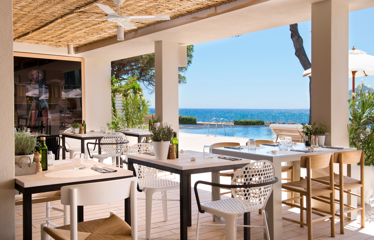 A l'heure du petit déjeuner, s'attabler à l'ombre du toit en paille, face à la mer.