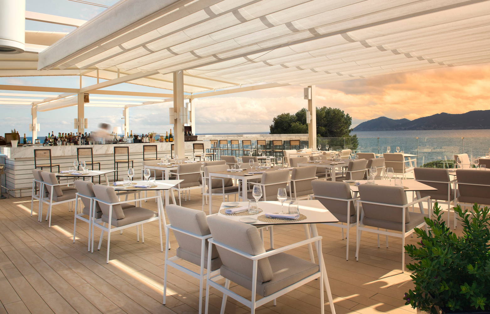 Le rooftop est le plus beau spot de l'hôtel avec sa vue sur la baie de Santa...