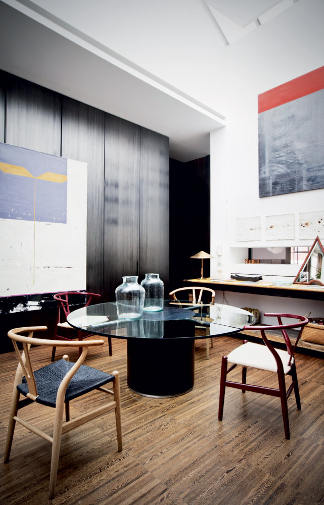 Dans la salle à manger, la rare table de Norman Foster (Unifor) est cernée de chaises CH24...