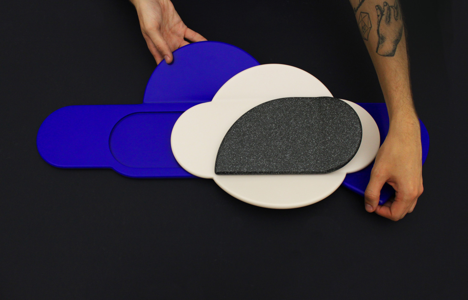 Neuf plateaux en matériaux mêlés composent cette collection dessinée par Gabrielle Léger. Conçu en tant que plateau-rangement,...