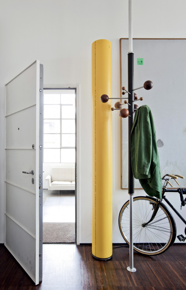 Dans l’entrée, un portemanteau AT16 d’Osvaldo Borsani (Tecno, 1961) voisine avec un lampadaire L01 dessiné par Tommaso....