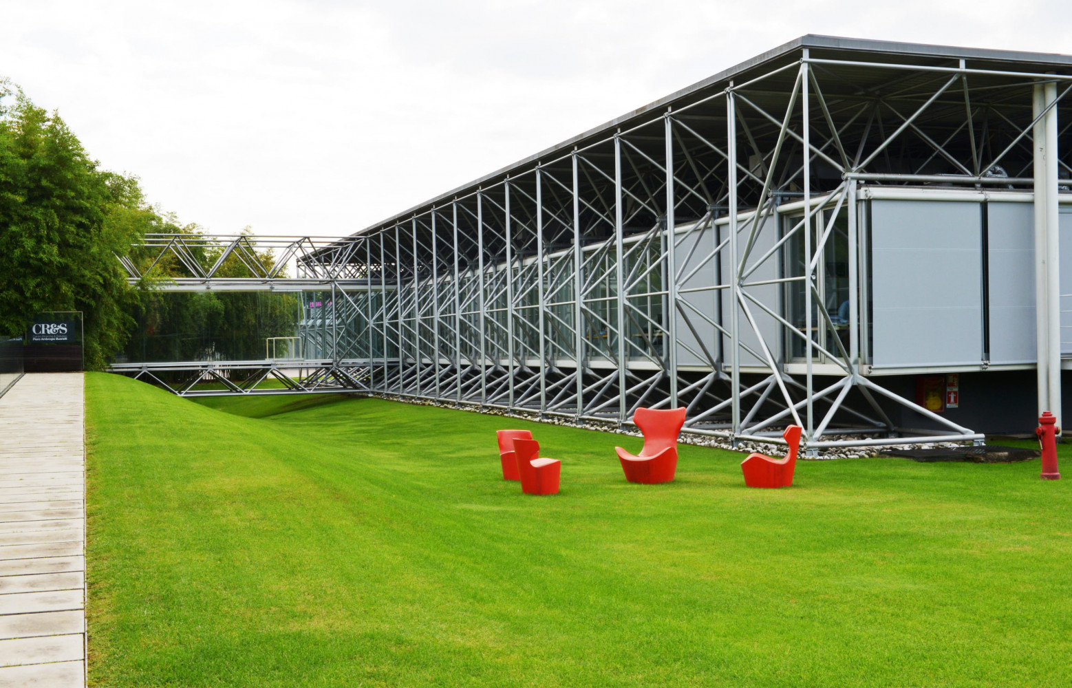 A l'extérieur de l'usine B&B Italia, trône des icônes de l'éditeur.