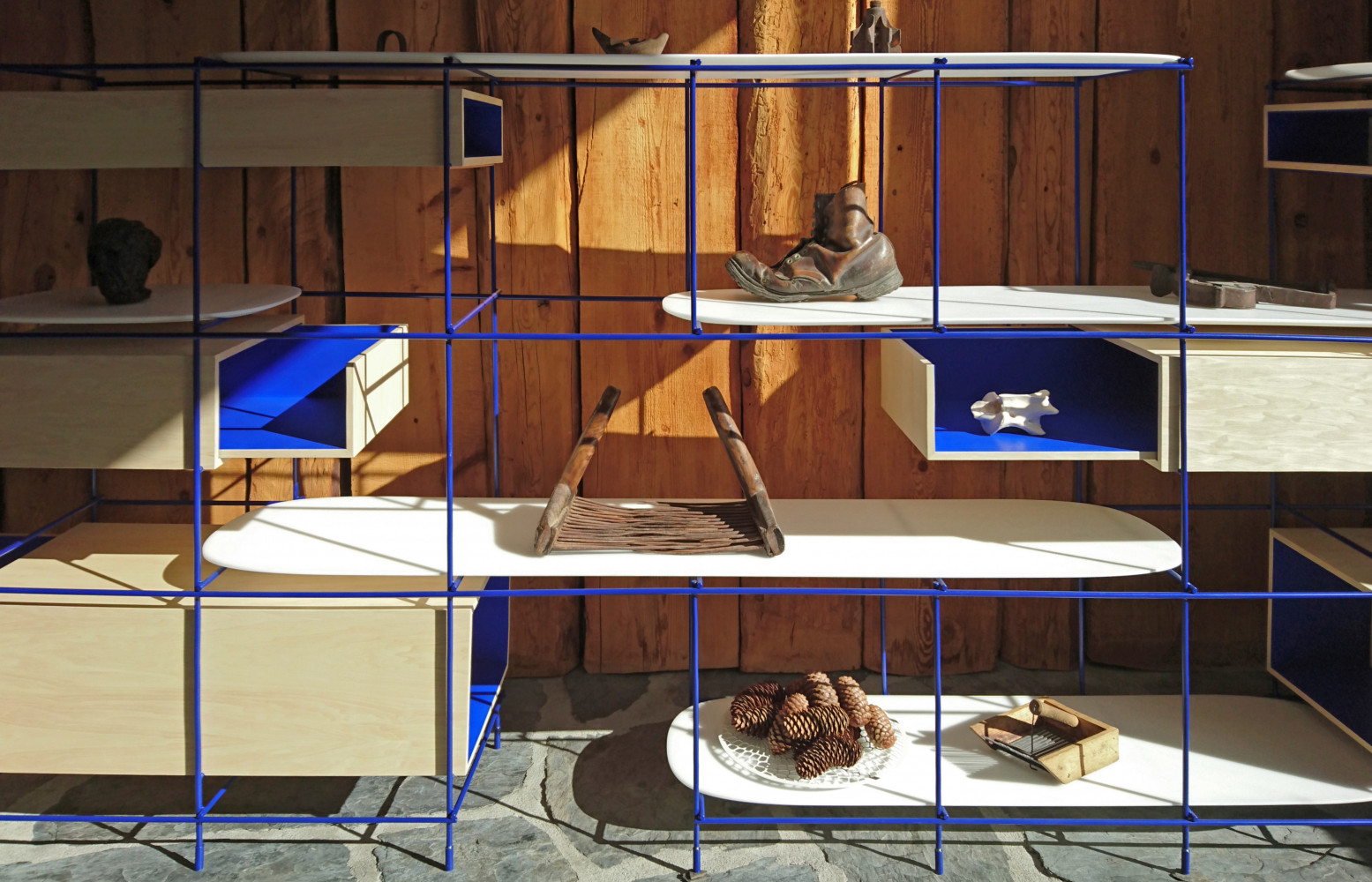 Dans son chalet de la Tarentaise, le Cabinet de curiosité joue avec les ombres…