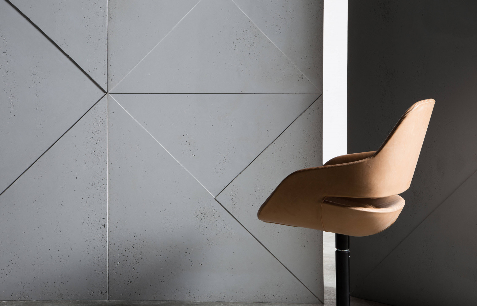 Les lignes obliques de Giometry d'Ora Ïto font bien sûr référence à l'œuvre de Gio Ponti (Panbeton/Concrete...