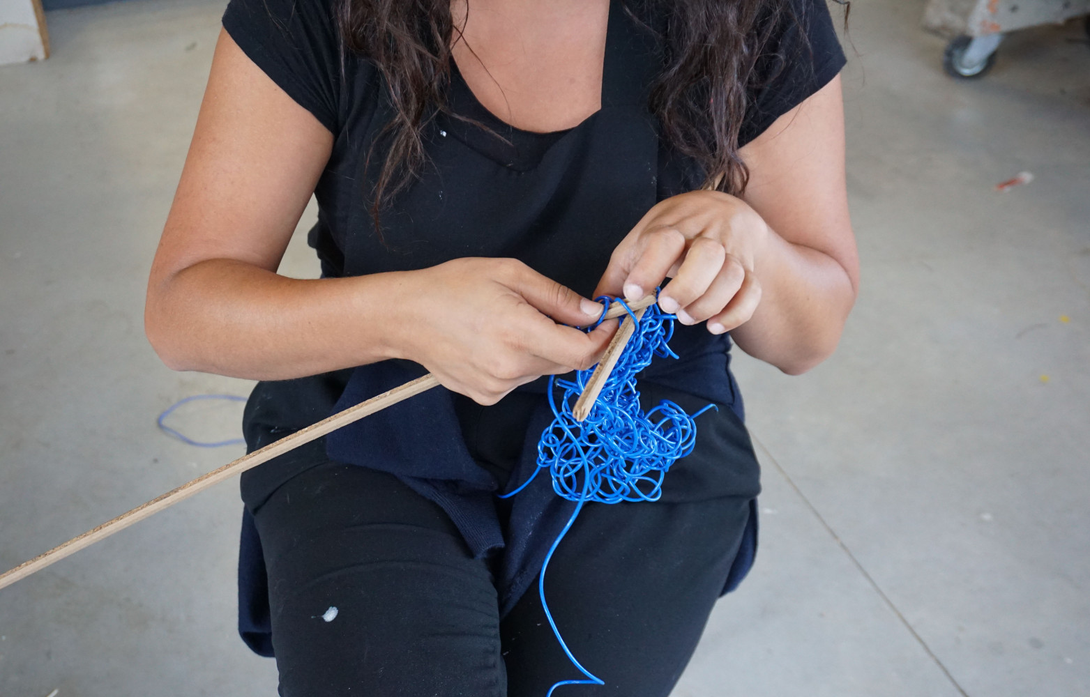 Tricoter du fil plastique fait partie des activités au programme.