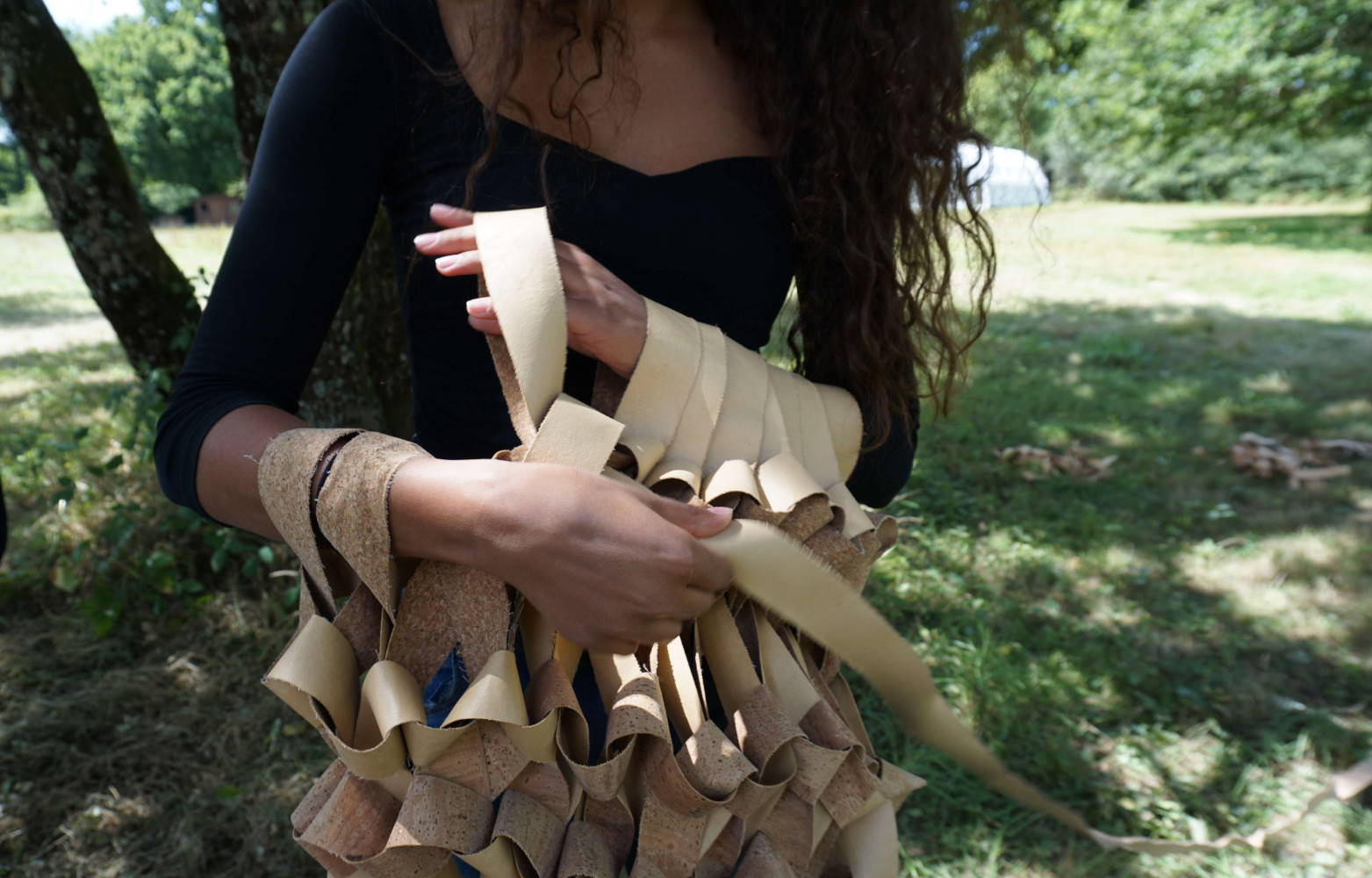 Tressage artisanal de bandes de revêtement plastique…