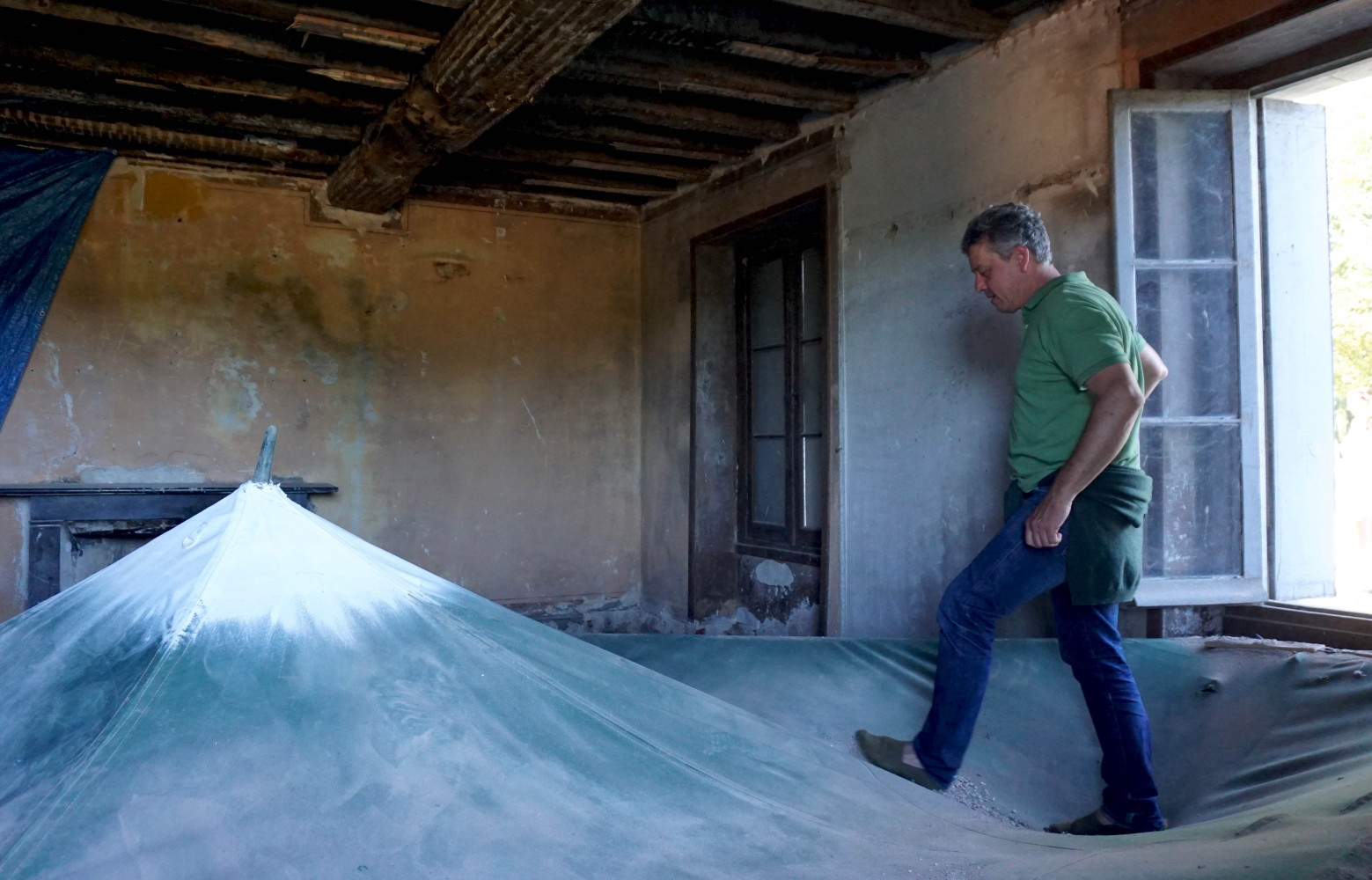 A l'intérieur, la structure parasite a pris possession du plancher.