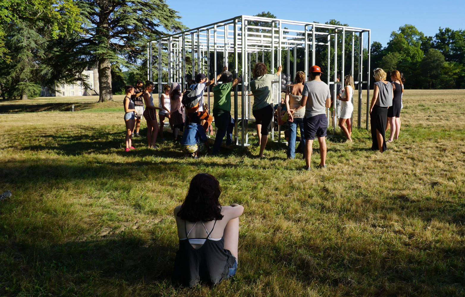 Le dernier jour, le « tunnel volant » est installé sur les pelouses du domaine par tous...