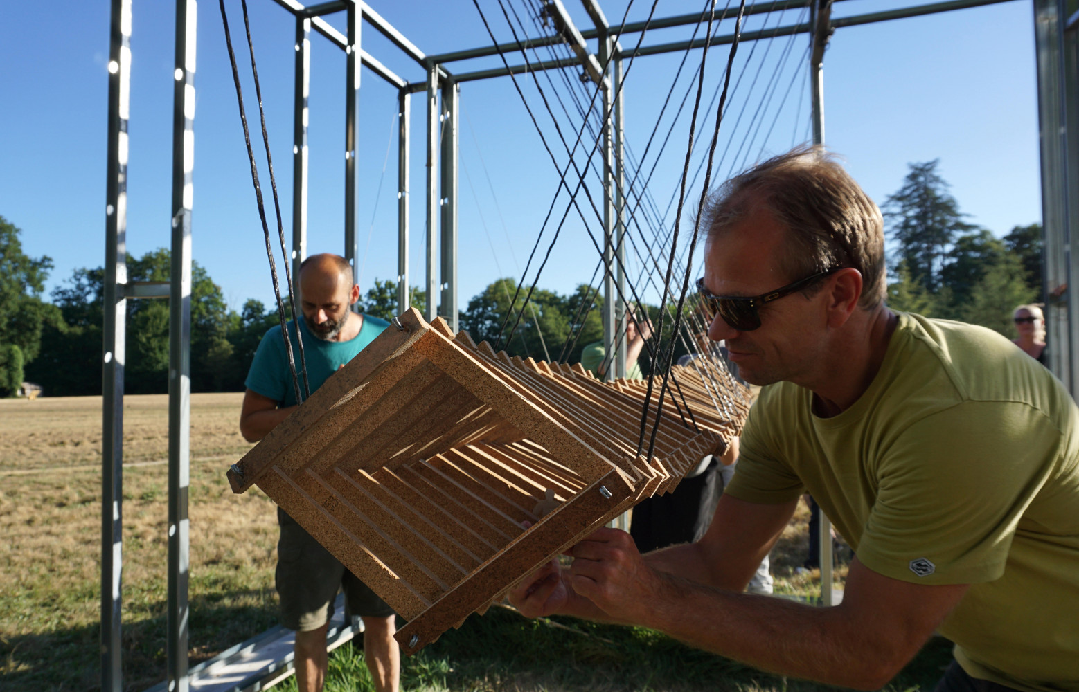 Les stagiaires ont aussi participé à l'élaboration d'un « tunnel volant » en bois à l'échelle 1/3.