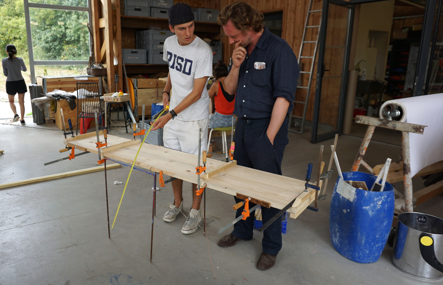 Les conseils de Hannes sont toujours précieux pour les jeunes designers…