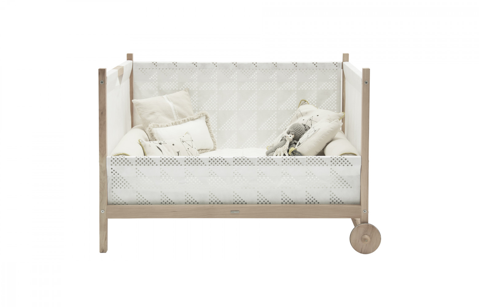 Le berceau Oriente ultraléger s’utilise de 0 à 4 ans grâce à deux positions possibles des panneaux...