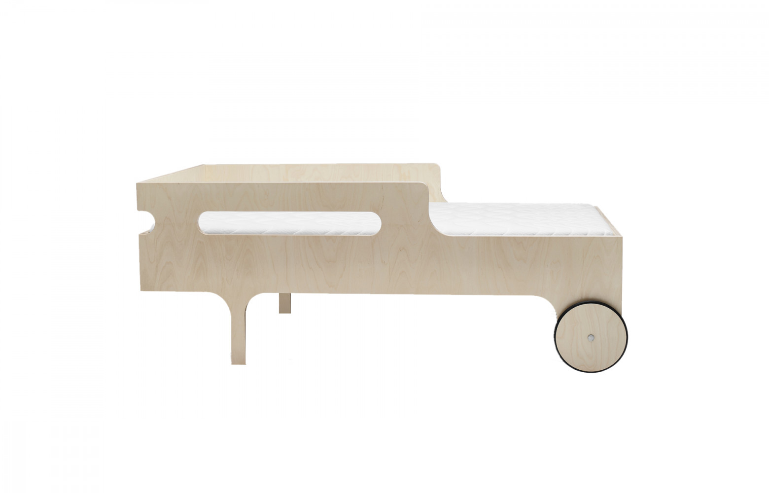 Le lit Junior R (70 x 150 cm) est paré d’une barrière et de roulettes (de 3...