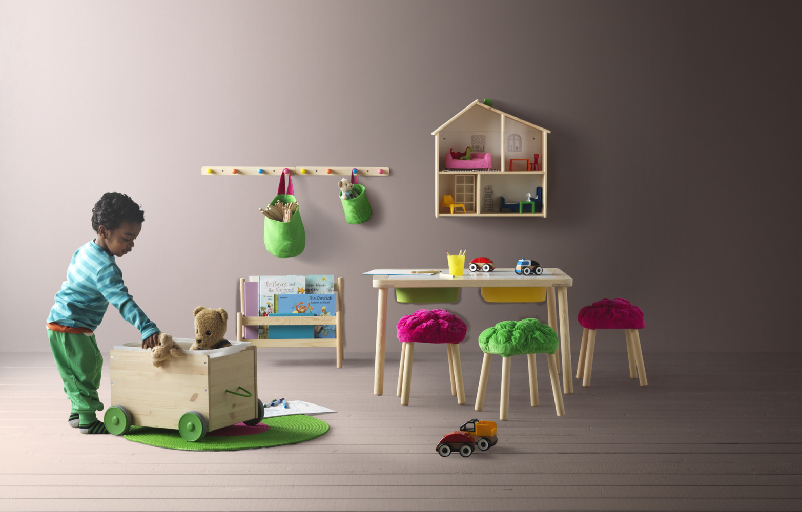 L’univers de l’enfant s’attendrit chez IKEA. Adieu le plastique flashy, place est faite au bois et aux...