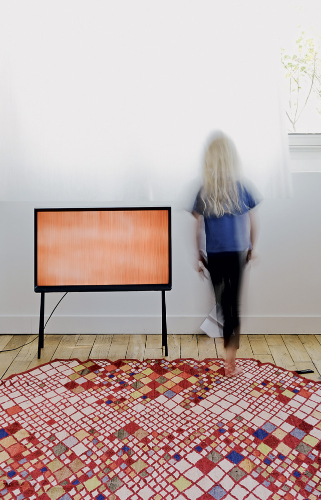 Accord parfait entre deux objets Bouroullec : la Serif et le tapis Losanges (Nanimarquina).