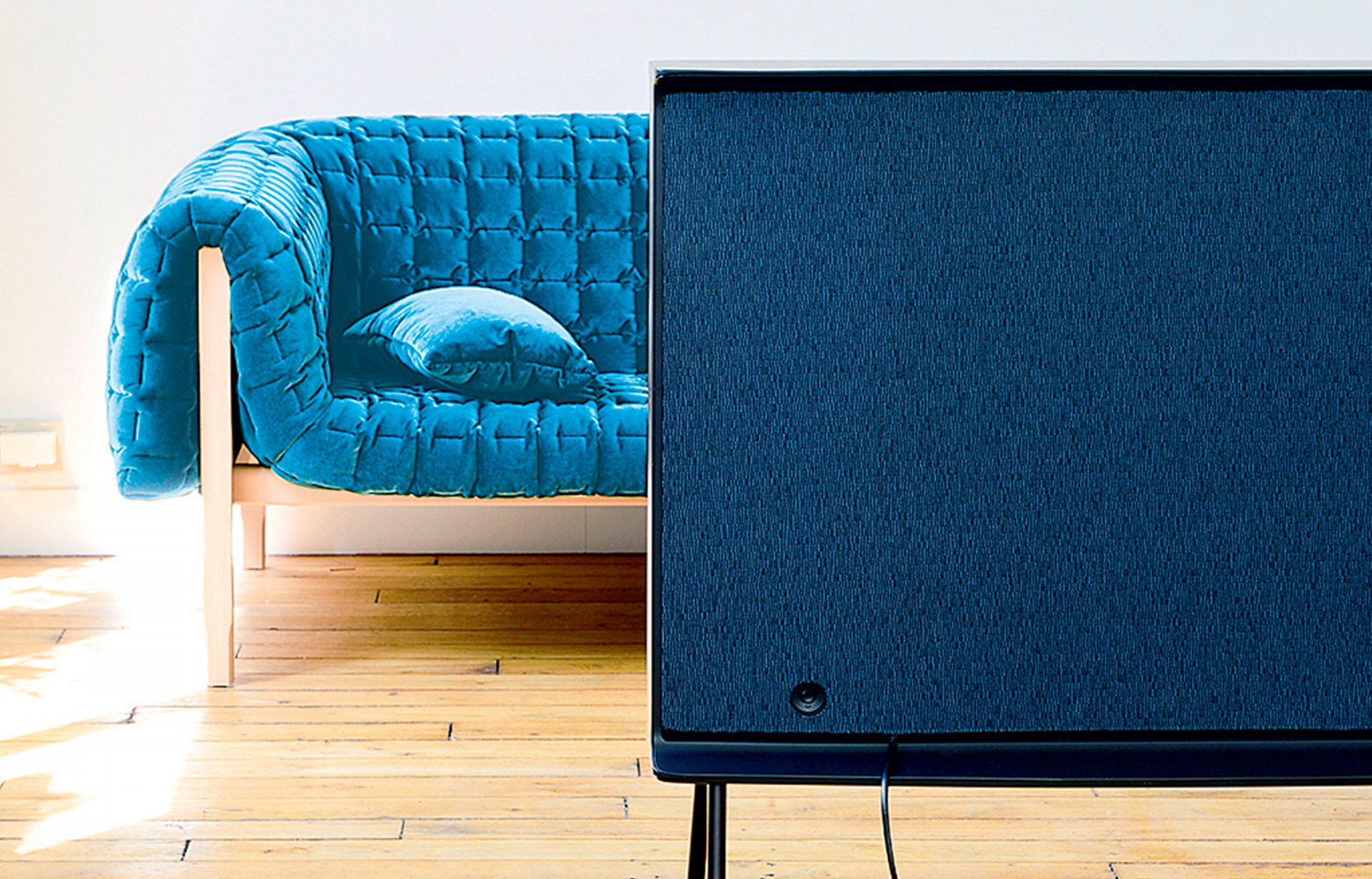 Grâce à son élégant panneau arrière qui dissimule les cables, la Serif est belle même de dos…