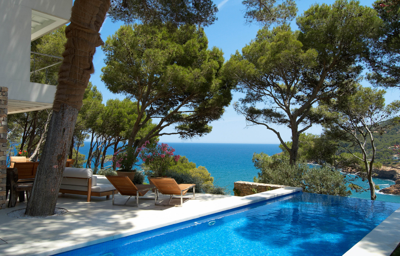 La piscine s’offre une vue plongeante sur la Méditerranée. Avec son littoral rocheux et morcelé, la fraction...