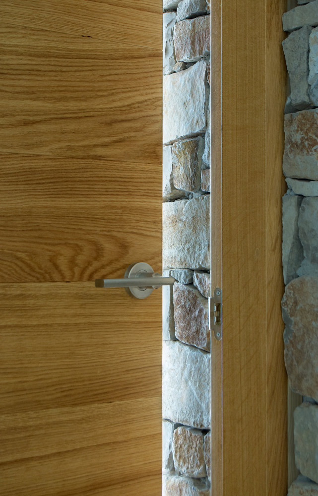 Mur en pierre sèche et porte en bois.