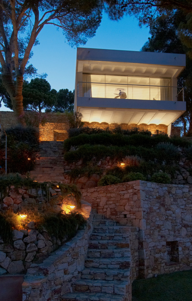 La maison épouse la géographie en terrasse du littoral. On y accède par un escalier en pierre,...