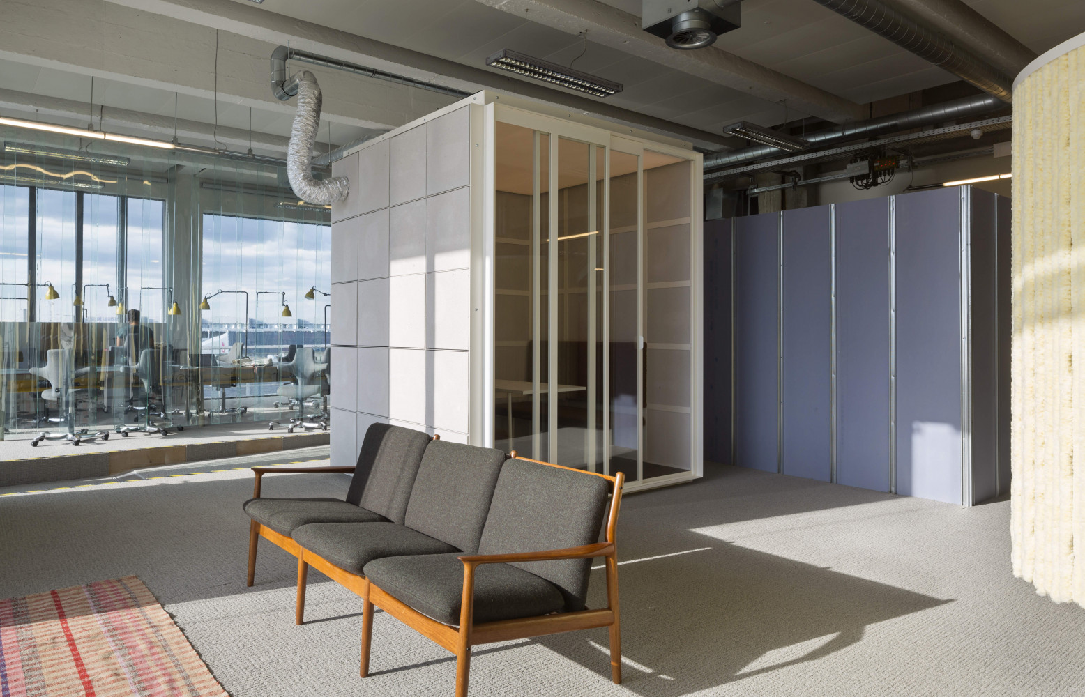 Douze équipes de designers se sont occupées des intérieurs. La « boîte lumineuse » est accessible sur...