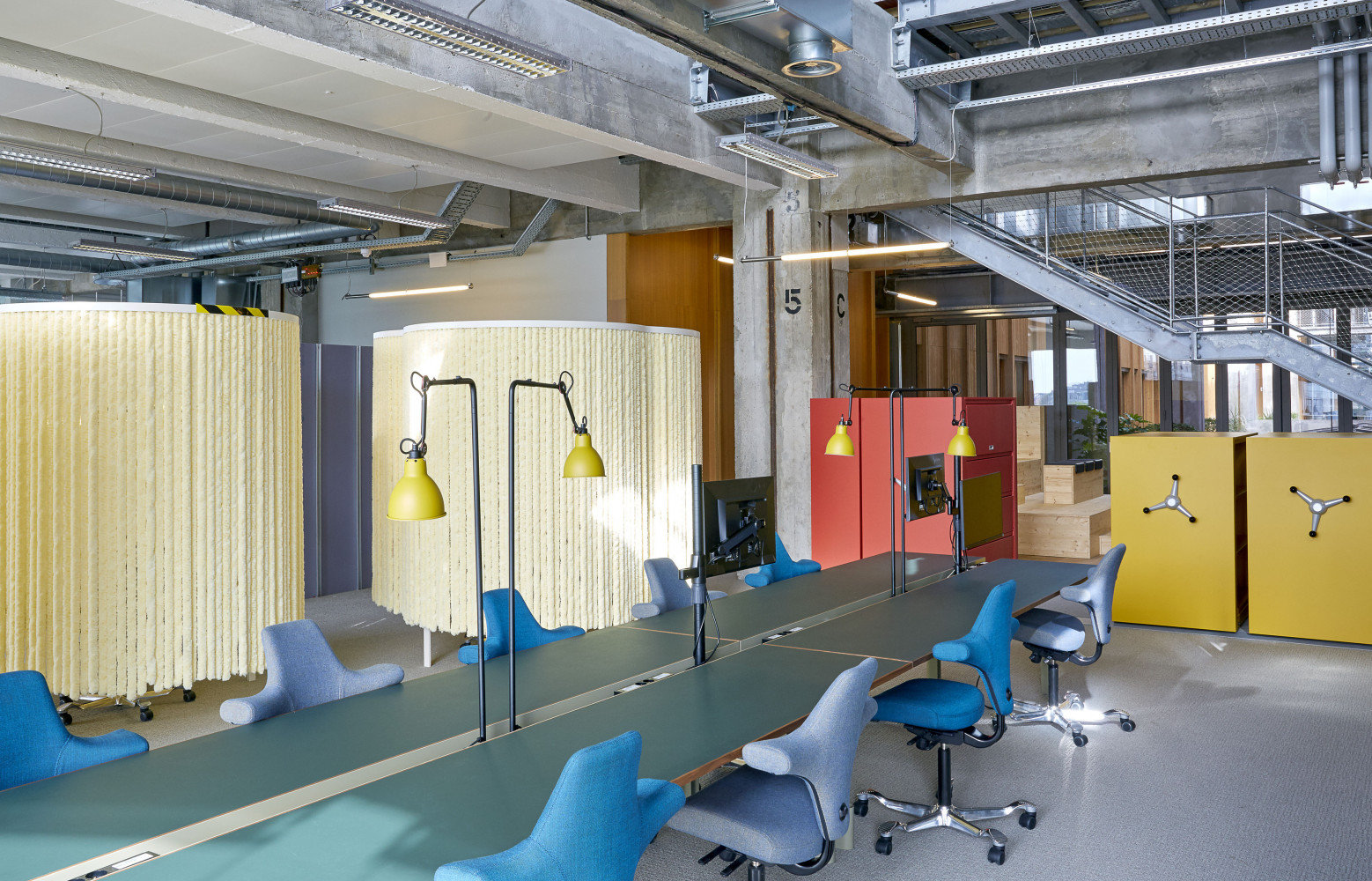 Bureaux dessinés et conçus par Sophie Breuil et produits sur commande par UNIFOR.