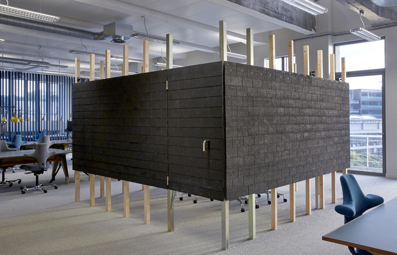 « La baraque », un module isolé visuellement où l’on peut coller des documents aux murs. Designer...