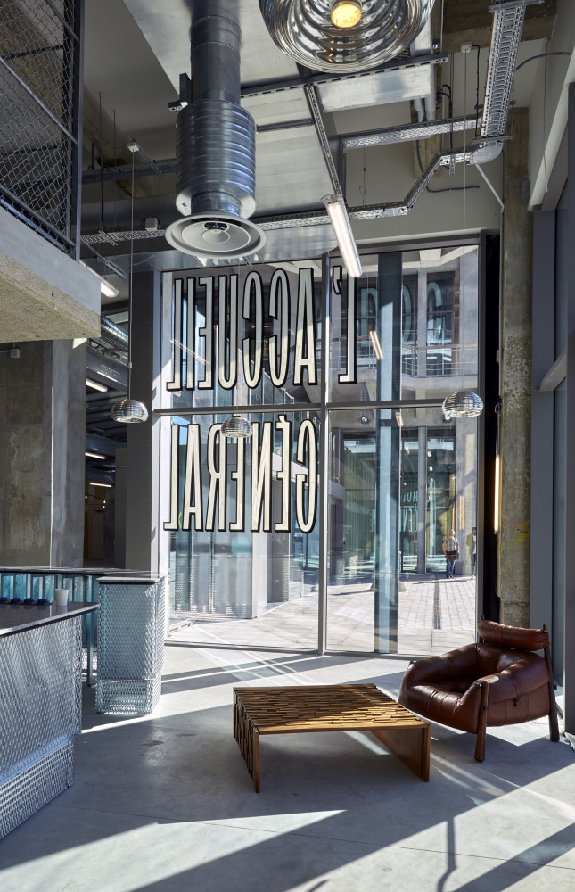 Outre le mobilier spécialement conçu pour les locaux, des objets vintage parsèment l'espace.