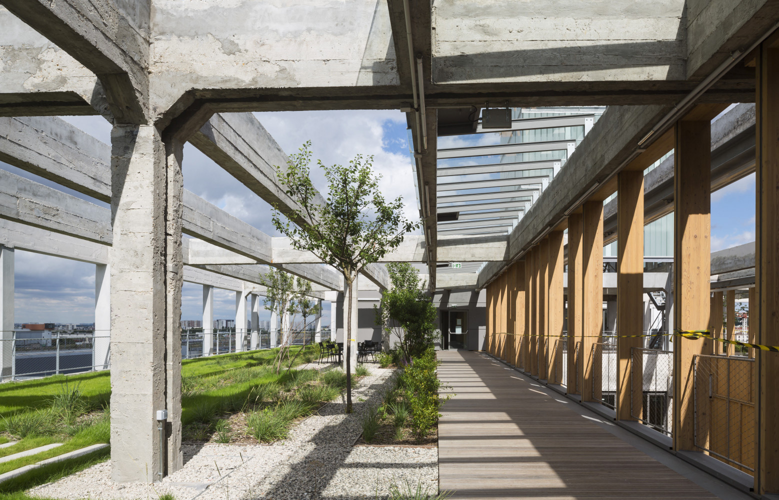Le rooftop du 5e étage avec vue sur le Canal de l’Ourcq.