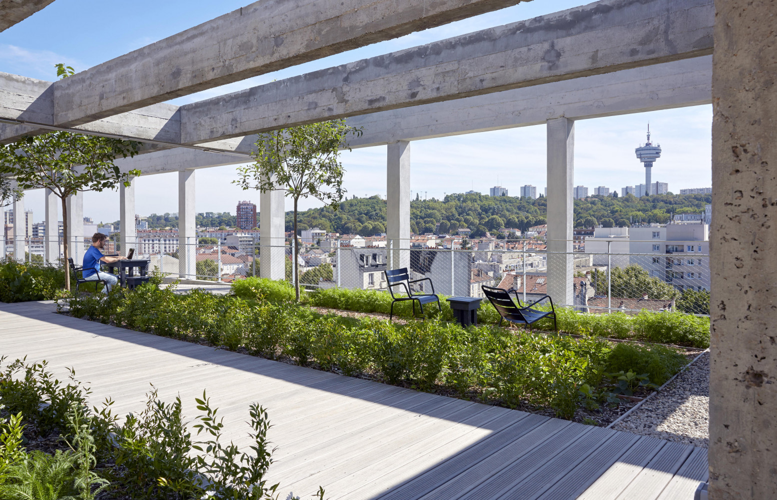 Le rooftop du 5e étage et sa vue sur Pantin. Selon le principe du « bureau libre...